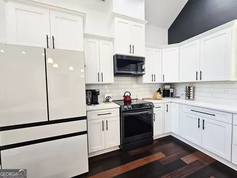 Kitchen - 114 Riverbluff Dr, Lagrange, GA 30240 photo 5 of 10