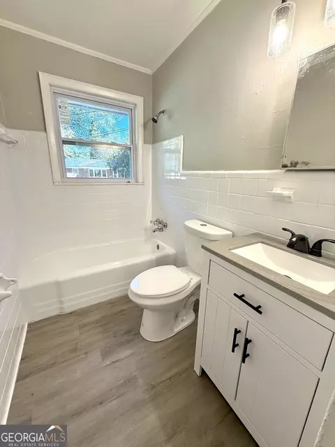 Bath - 226 Poplar St, Toccoa, GA 30577 photo 1 of 1