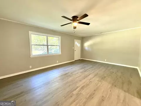 Living - 226 Poplar St, Toccoa, GA 30577 photo 1 of 2