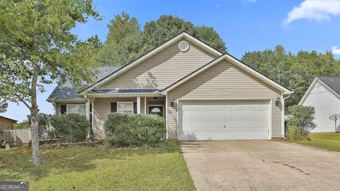 14 Huntington Dr, Grantville, GA 30220