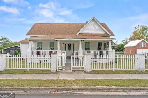 24 E Calhoun St, Wadley, GA 30477