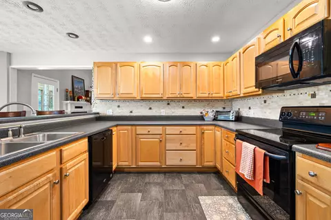 Kitchen - 114 Copper Creek Dr, Lagrange, GA 30240 photo 3 of 4