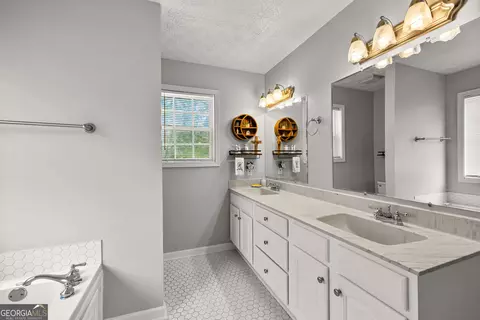 Bath - 114 Copper Creek Dr, Lagrange, GA 30240 photo 2 of 7