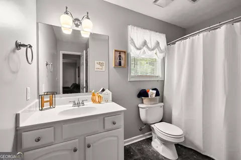 Bath - 114 Copper Creek Dr, Lagrange, GA 30240 photo 5 of 7