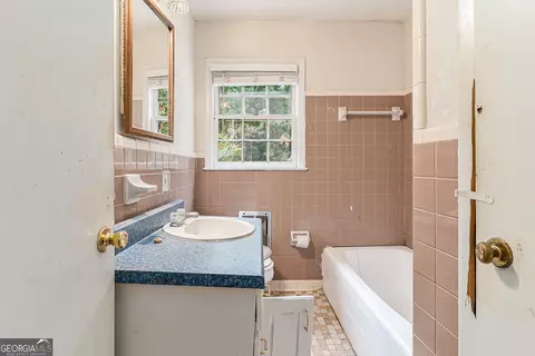 Bath - 14908 Brown Bridge Rd, Covington, GA 30016 photo 2 of 3