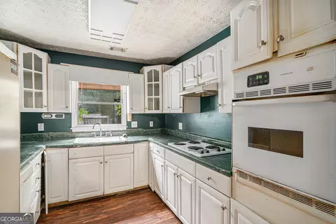 Kitchen - 14908 Brown Bridge Rd, Covington, GA 30016 photo 2 of 3