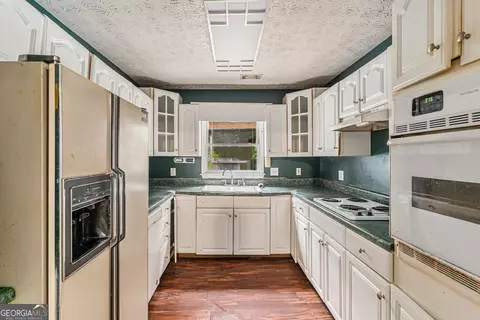 Kitchen - 14908 Brown Bridge Rd, Covington, GA 30016 photo 1 of 3
