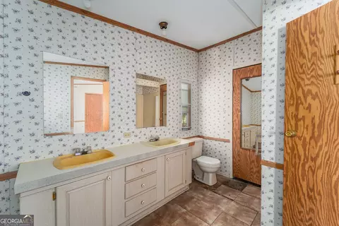 Bath - 5768 Holly Dr, Blackshear, GA 31516 photo 2 of 3