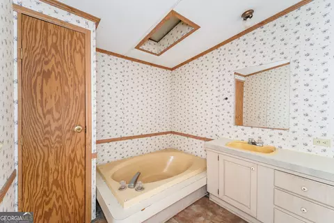 Bath - 5768 Holly Dr, Blackshear, GA 31516 photo 1 of 3
