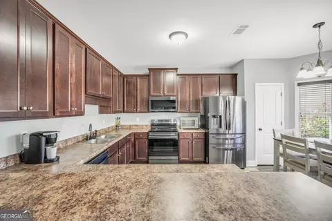 Kitchen - 136 Kennedy Blvd, Jackson, GA 30233 photo 4 of 4
