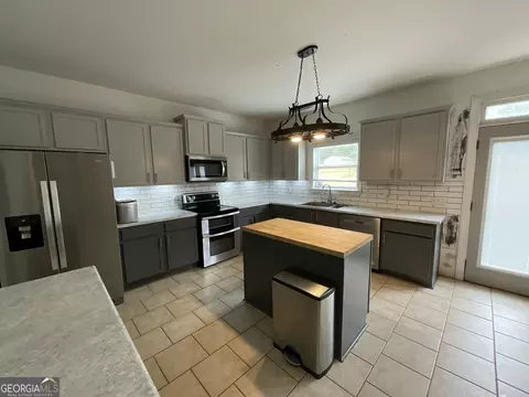 Kitchen - 302 Brampton Way, Perry, GA 31069 photo 2 of 4