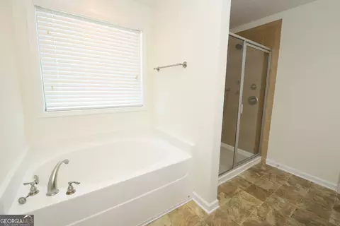 Bath - 329 Linman Dr, Lagrange, GA 30241 photo 3 of 6