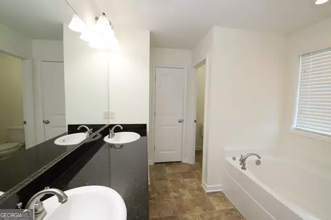 Bath - 329 Linman Dr, Lagrange, GA 30241 photo 2 of 6