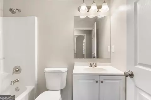 Bath - 354 Cobblestone Ct, Hampton, GA 30228 photo 3 of 4