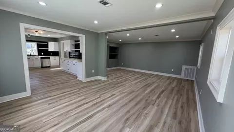 Living - 306 W Wesley Ave, Lyons, GA 30436 photo 2 of 3