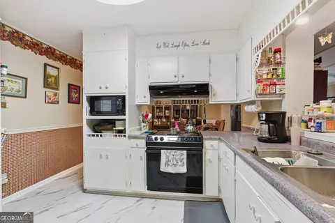 Kitchen - 136 Julia Ct, Toccoa, GA 30577 photo 3 of 3