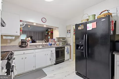 Kitchen - 136 Julia Ct, Toccoa, GA 30577 photo 1 of 3