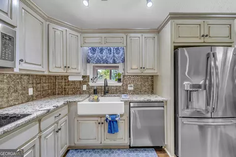 Kitchen - 66 Dennis Dr, Commerce, GA 30529 photo 6 of 17