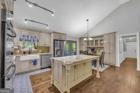 Kitchen - 66 Dennis Dr, Commerce, GA 30529 photo 4 of 17