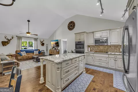 Kitchen - 66 Dennis Dr, Commerce, GA 30529 photo 9 of 17