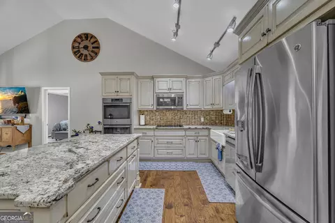 Kitchen - 66 Dennis Dr, Commerce, GA 30529 photo 8 of 17