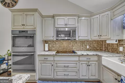 Kitchen - 66 Dennis Dr, Commerce, GA 30529 photo 7 of 17