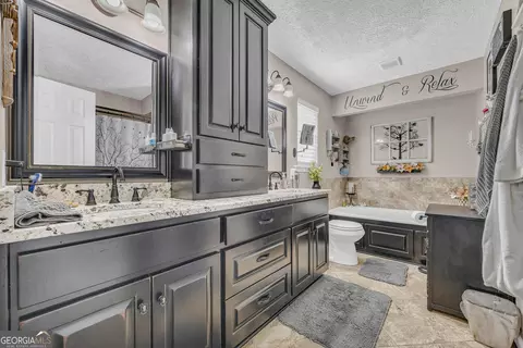Bath - 66 Dennis Dr, Commerce, GA 30529 photo 1 of 8