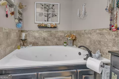 Bath - 66 Dennis Dr, Commerce, GA 30529 photo 5 of 8