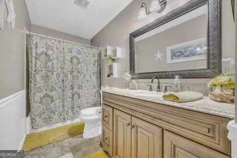 Bath - 66 Dennis Dr, Commerce, GA 30529 photo 6 of 8