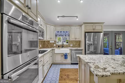 Kitchen - 66 Dennis Dr, Commerce, GA 30529 photo 5 of 17