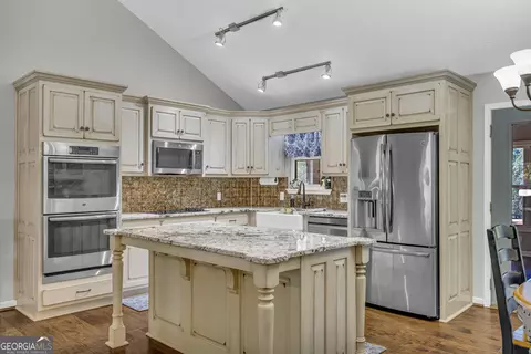 Kitchen - 66 Dennis Dr, Commerce, GA 30529 photo 3 of 17