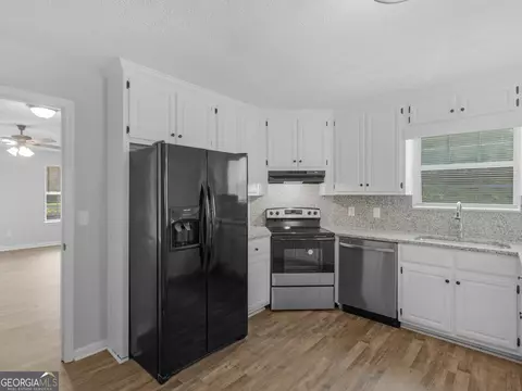 Kitchen - 1120 Jackson Lake Rd, Jackson, GA 30233 photo 2 of 3