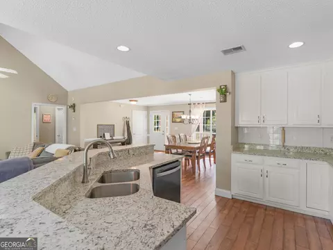 Kitchen - 1130 Jackson Lake Rd, Jackson, GA 30233 photo 2 of 6