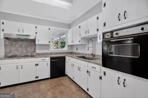 Kitchen - 114 Briarcliff Rd, Lagrange, GA 30241 photo 2 of 4
