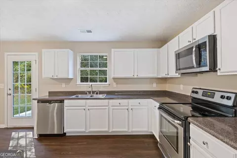 Kitchen - 221 Millstone Dr, Hampton, GA 30228 photo 2 of 2