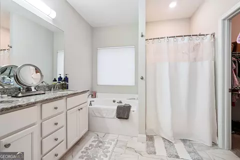 Bath - 261 Prime Dr, Commerce, GA 30530 photo 2 of 3