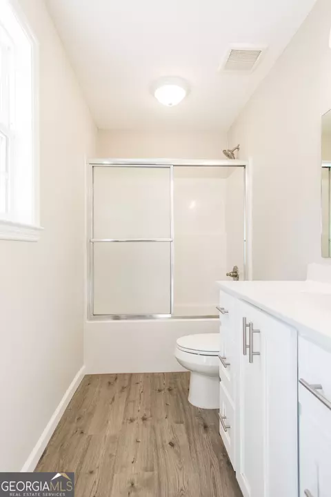Bath - 2350 Edgewood St, Waycross, GA 31501 photo 4 of 5