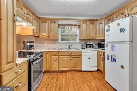 Kitchen - 66 Ellis Trl, Covington, GA 30016 photo 2 of 6