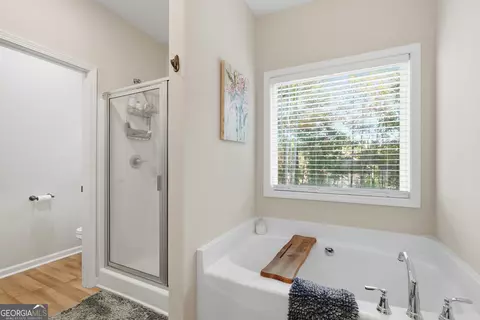 Bath - 189 Oakwood Dr, Commerce, GA 30529 photo 1 of 2