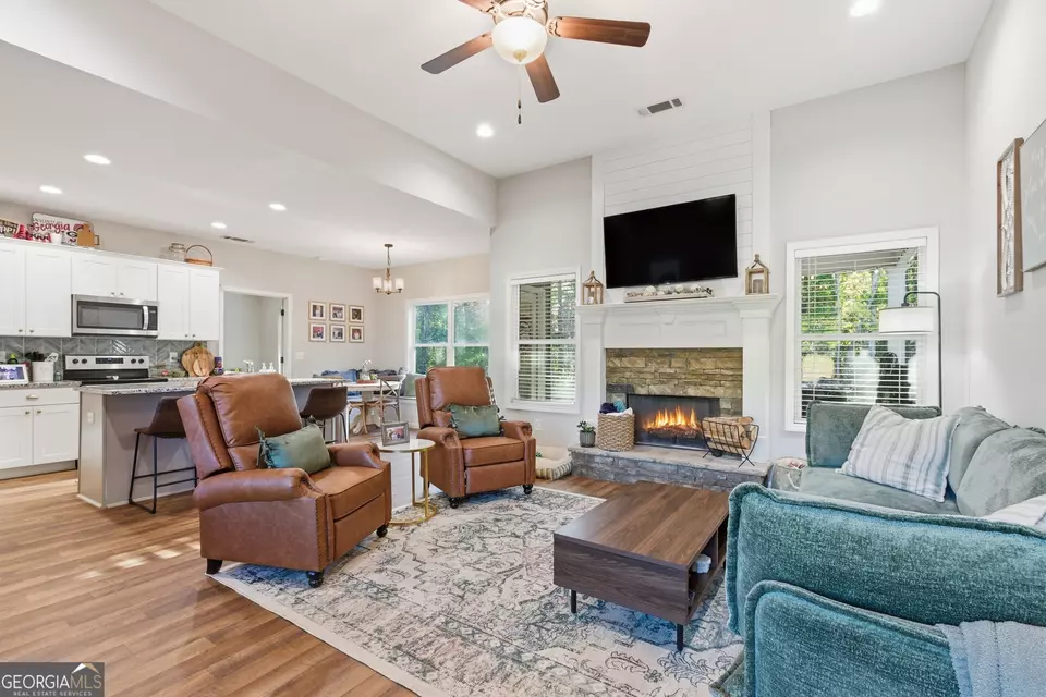 Living - 189 Oakwood Dr, Commerce, GA 30529 photo 2 of 2