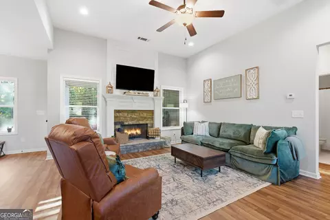 Living - 189 Oakwood Dr, Commerce, GA 30529 photo 1 of 2