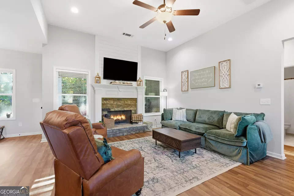 Living - 189 Oakwood Dr, Commerce, GA 30529 photo 1 of 2