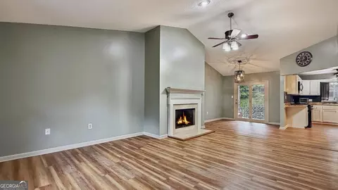 Living - 202 Montclair Dr, Calhoun, GA 30701 photo 2 of 4