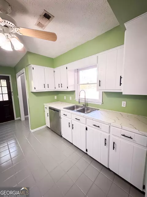 Kitchen - 22 Laurel Dr, Valley, AL 36854 photo 2 of 3