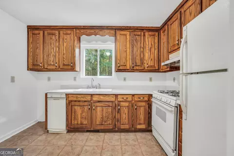 Kitchen - 550 Malcom Rd, Covington, GA 30014 photo 1 of 3