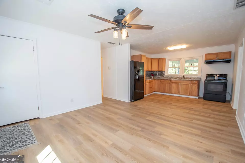 Living - 12 Ulas B Ware Rd, Newnan, GA 30263 photo 3 of 4