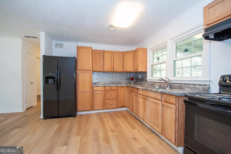 Kitchen - 12 Ulas B Ware Rd, Newnan, GA 30263 photo 2 of 3