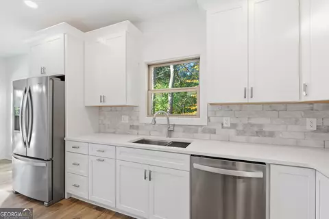 Kitchen - 259 Currahee Pl, Toccoa, GA 30577 photo 4 of 5