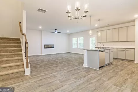 Living - 300 Glenhaven Dr # 001D, Lagrange, GA 30241 photo 1 of 2