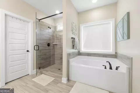 Bath - 47 Chatham Ct, Williamson, GA 30292 photo 2 of 3